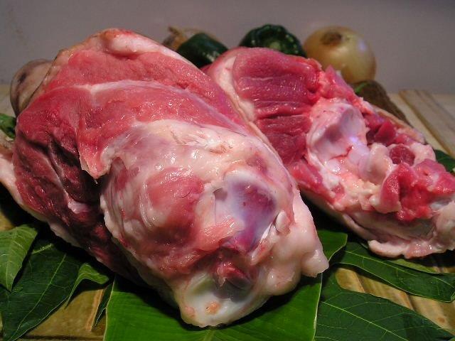 奄美食楽市場、奄美の黒豚骨付きスネ肉